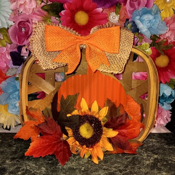 NEW FALL TOBACCO BASKET WITH PUMPKIN SUNFLOWER AND LEAVES WALL DECOR - Picture 2 of 7
